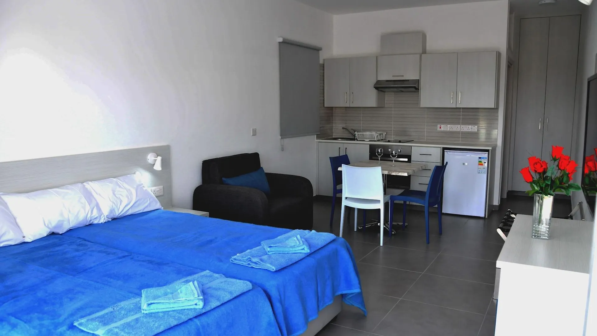 Kaos Hotel Apartments Agia Napa 2*,  Zypern