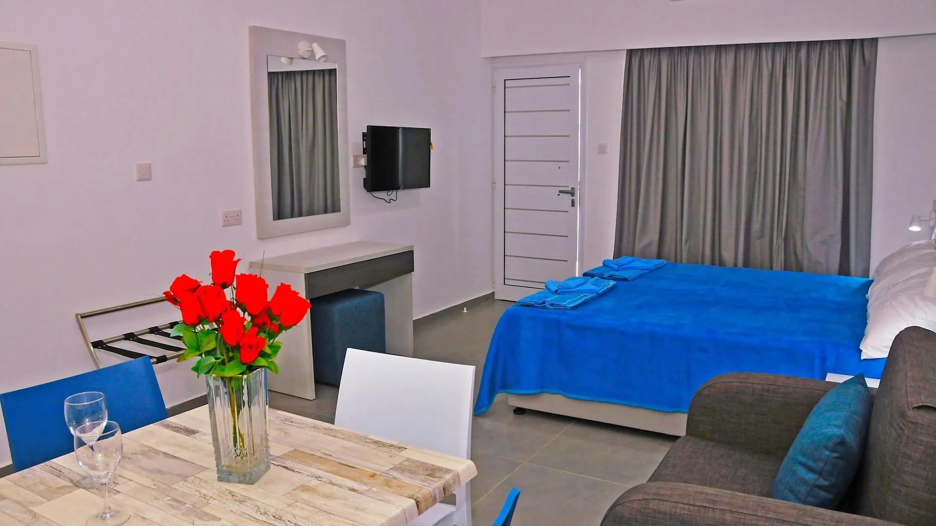 Kaos Hotel Apartments Agia Napa 2*,